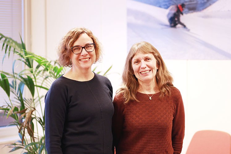 Forskerne Anne Gerd Granås og Monika Johansen jobber med området digital legemiddelhåndtering. Foto: Jarl-Stian Olsen