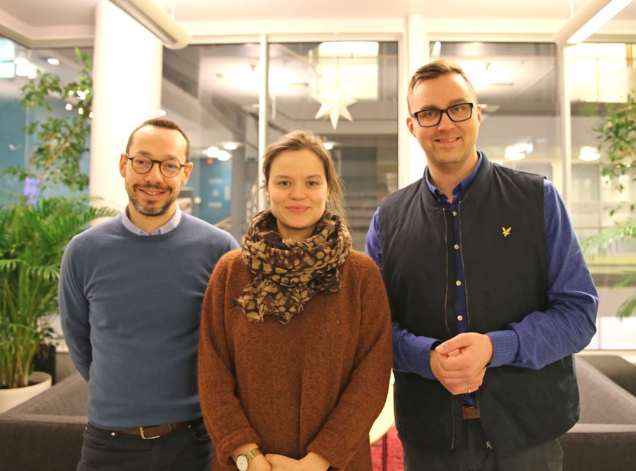 Fra venstre: Paolo Zanaboni, Eli Kristiansen og Asbjørn Johansen Fagerlund i Nasjonalt senter for e-helseforskning. Foto: Lene Lundberg