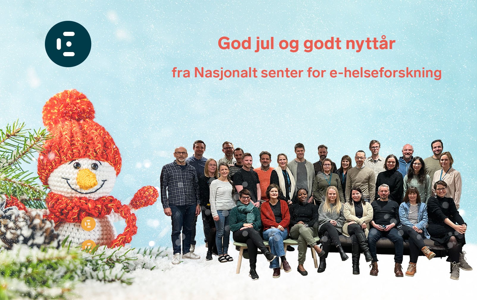 Gruppebilde av ansatte, en heklet snømann og teksten god jul og godt nyttår fra Nasjonalt senter for e-helseforskning.