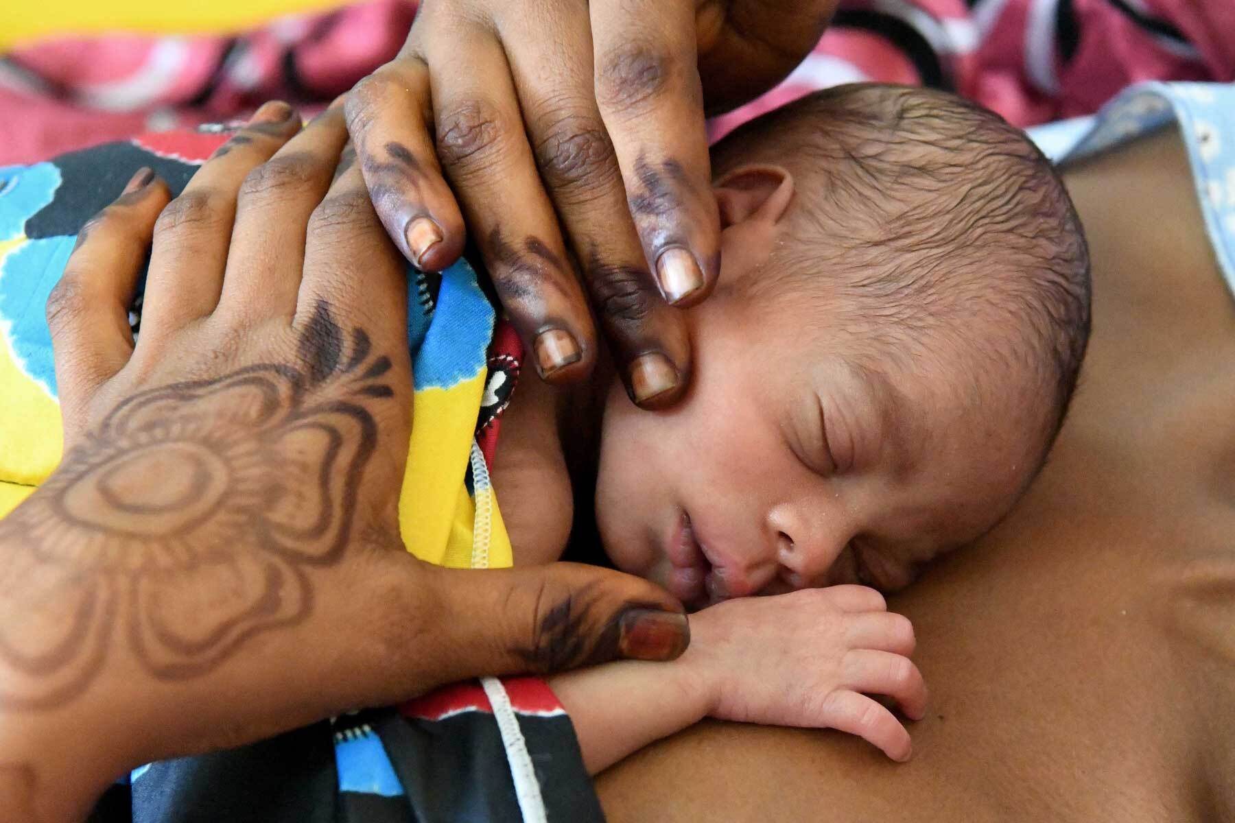 De første leveukene er mest kritiske. Spesielt gjelder det for tidlig fødte barn i lavinntektsland. (Foto: UNICEF / UN0583497 / Dejongh)