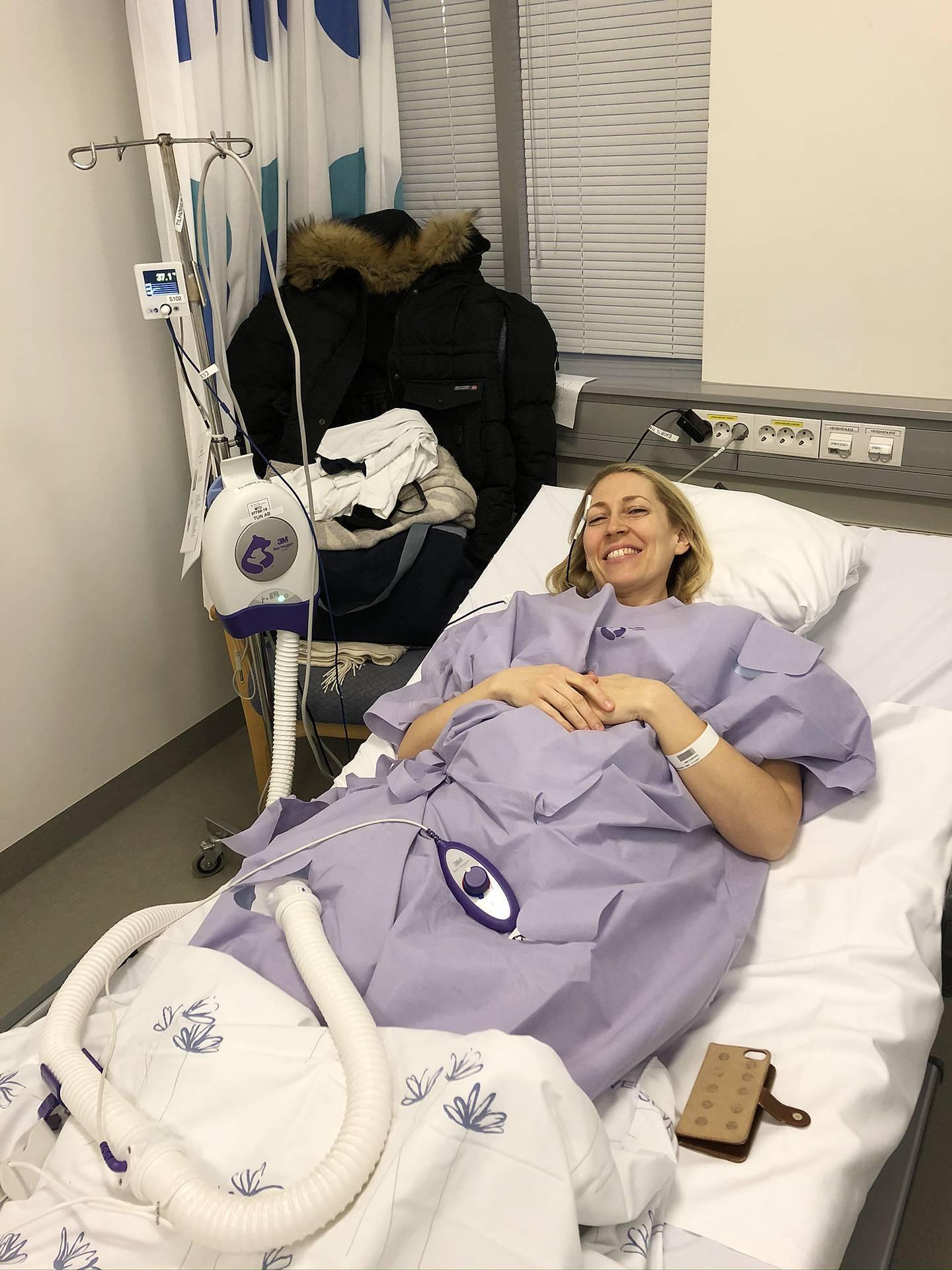 Veronica Lindholm i en varmefrakk før operasjon for tykktarmskreft. Hun har delt flere bilder på Instagram underveis i kreftbehandlingen. (NTB Tema)