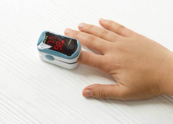 A pulse oximeter measures oxygen saturation and pulse via the finger. (Photo: Colourbox)